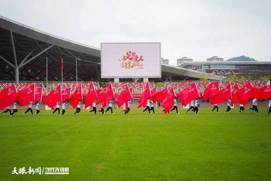 据悉，纽卡希望用卡尔文-菲利普斯来代替被禁赛的托纳利，但由于资金不足，他们只能以租借的形式签下卡尔文-菲利普斯。